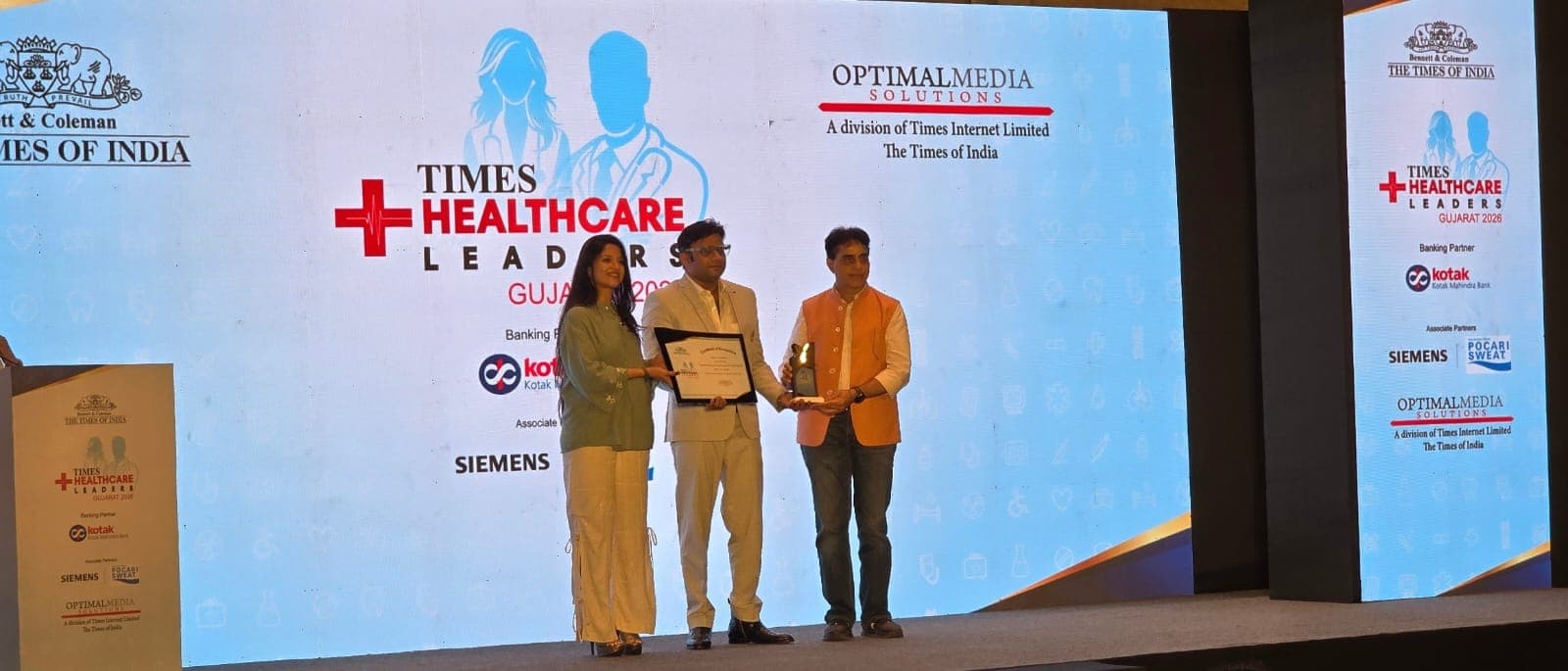 Dr. Manish Saini receiving the Times Healthcare Leaders Gujarat 2026 Award